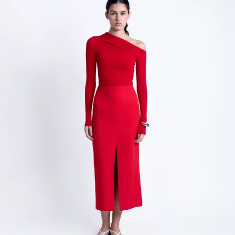conjunto_falda_hombro_rojo_1.jpg